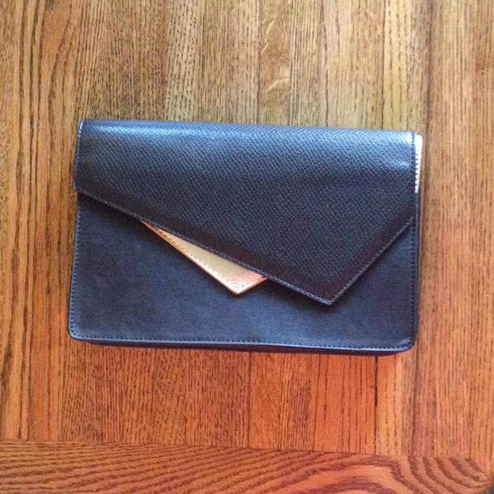 Bebe clutch!!!
